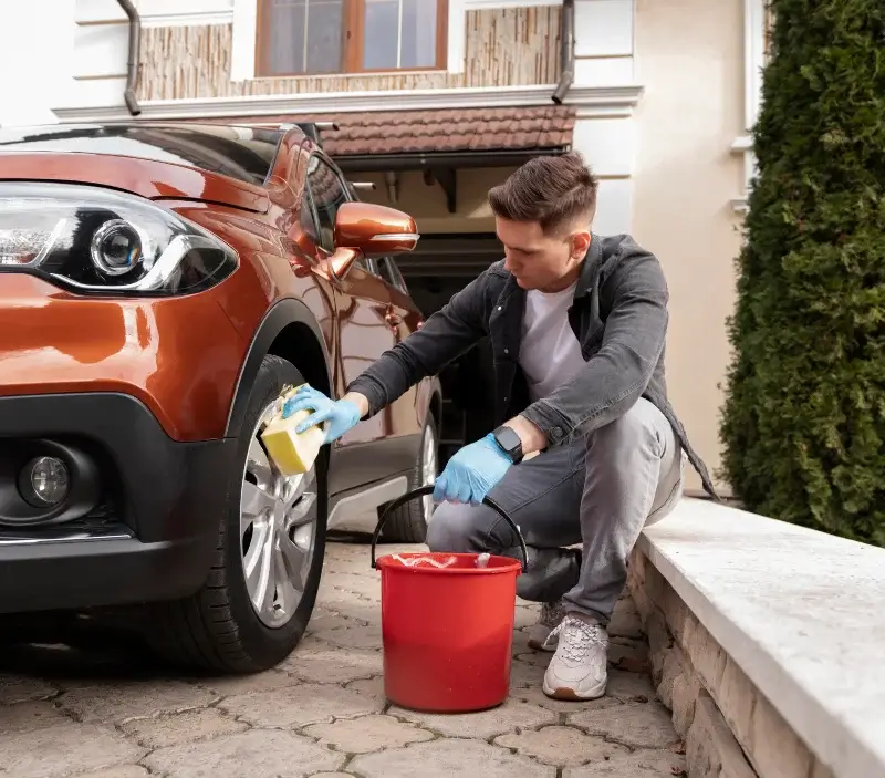 Lavage auto à domicile Moulins-sur-Tardoire : professionnel intervenant sur un véhicule